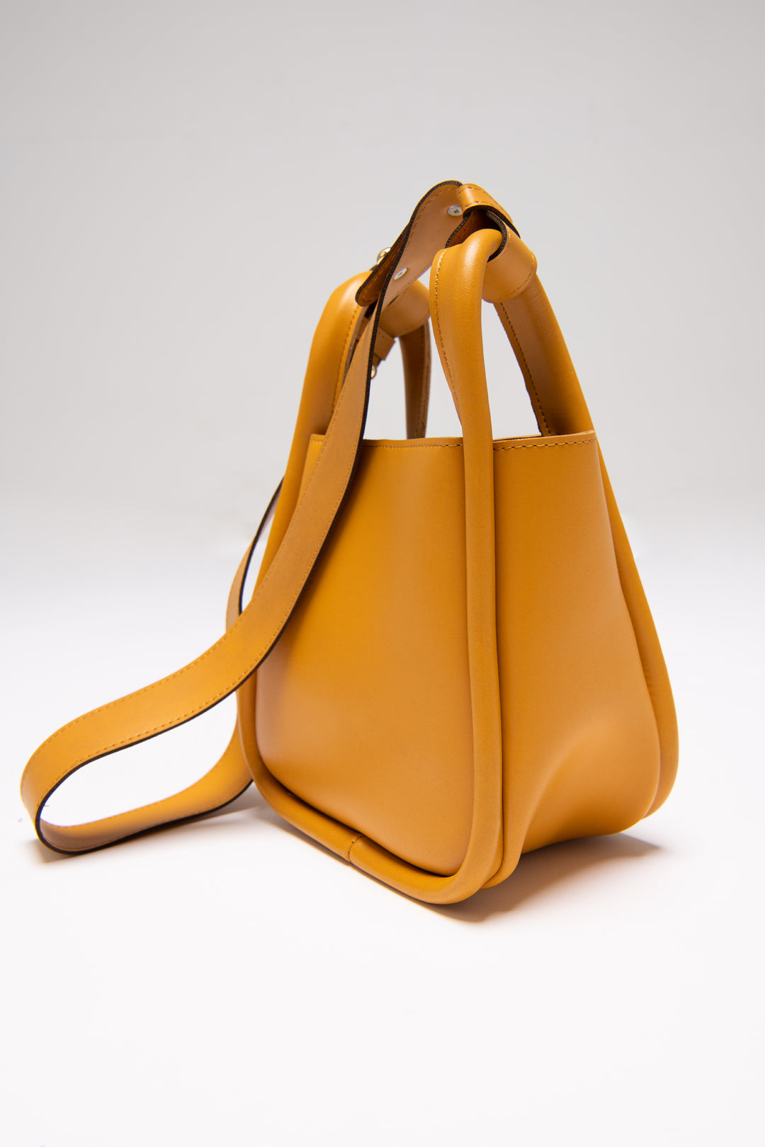 EXTENDED STRAP BUCKET BAG