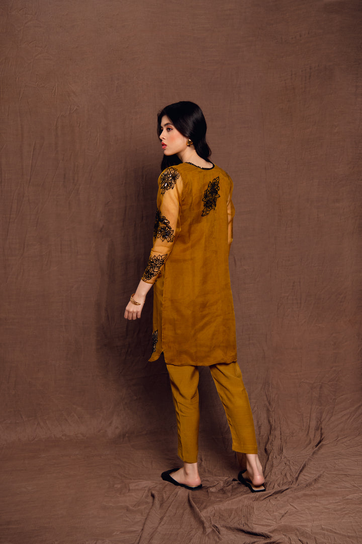 EMBROIDERED KURTA WITH SEQUEND DETAILS